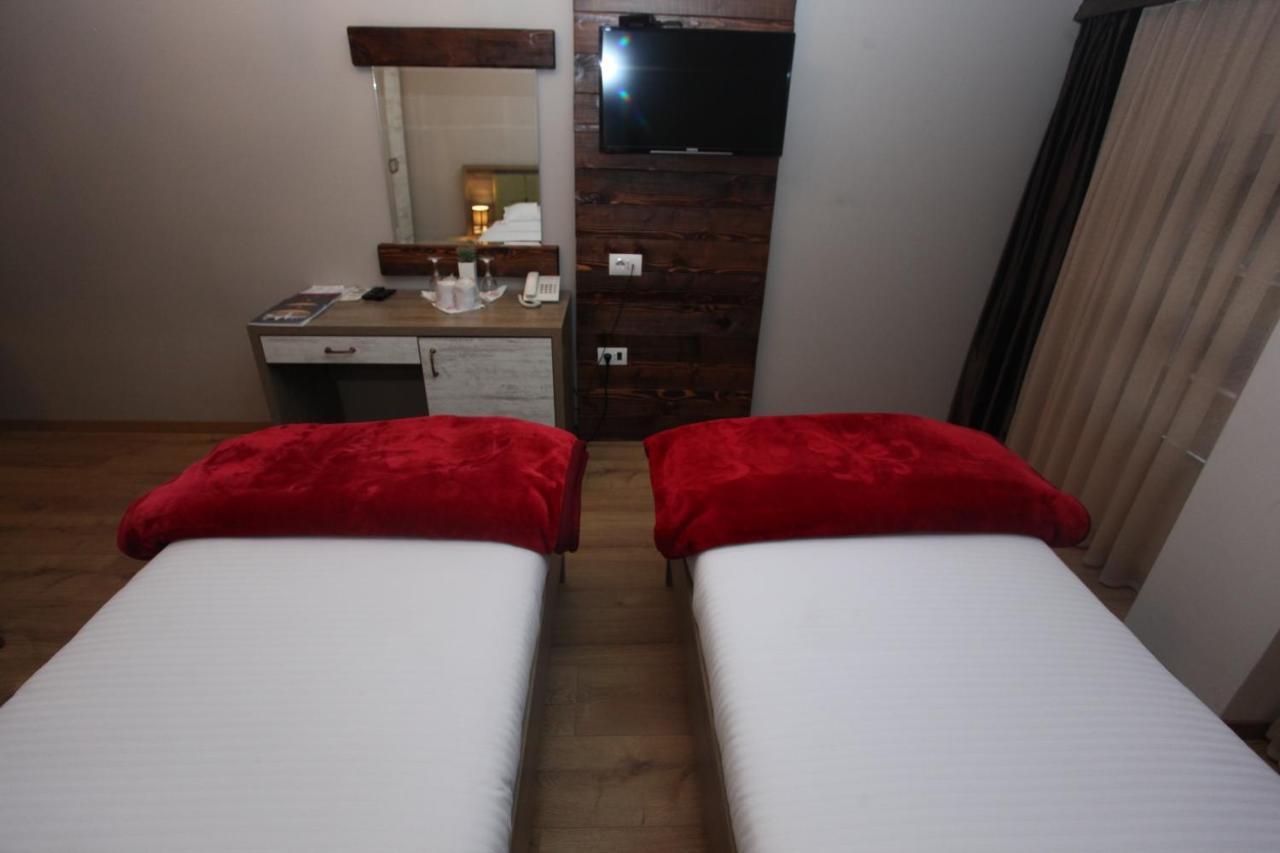 Hotel Happy Gjakova Екстер'єр фото